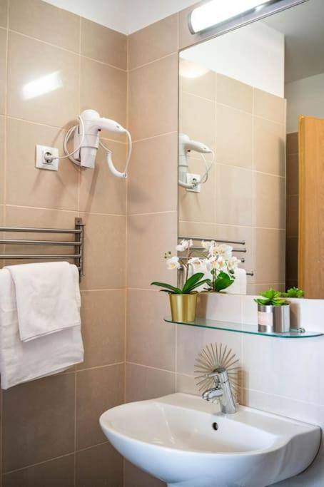 Free Parking! Soho Budapest 304, 4 Ppl, Ac, Fast Wifi, Smart Tv Budapeste Exterior foto