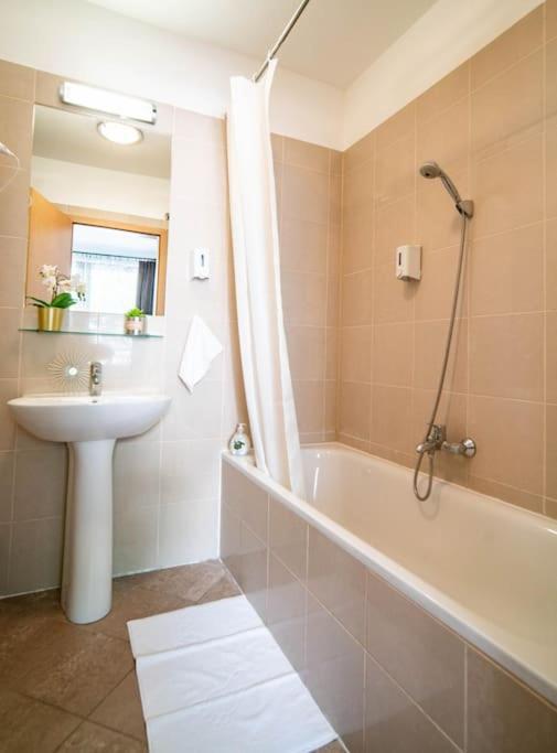 Free Parking! Soho Budapest 304, 4 Ppl, Ac, Fast Wifi, Smart Tv Budapeste Exterior foto
