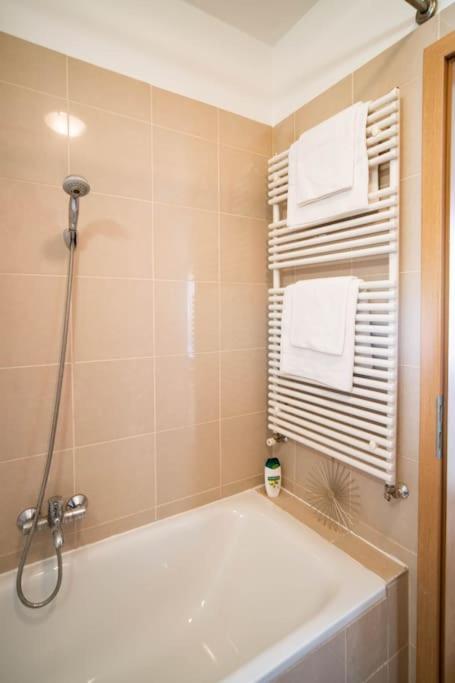 Free Parking! Soho Budapest 304, 4 Ppl, Ac, Fast Wifi, Smart Tv Budapeste Exterior foto